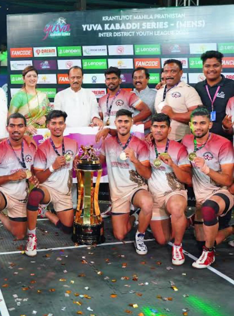 Kabaddi champions holding the Yuva Kabaddi Series trophy with Krantijyot Mahila Pratishthan organisers